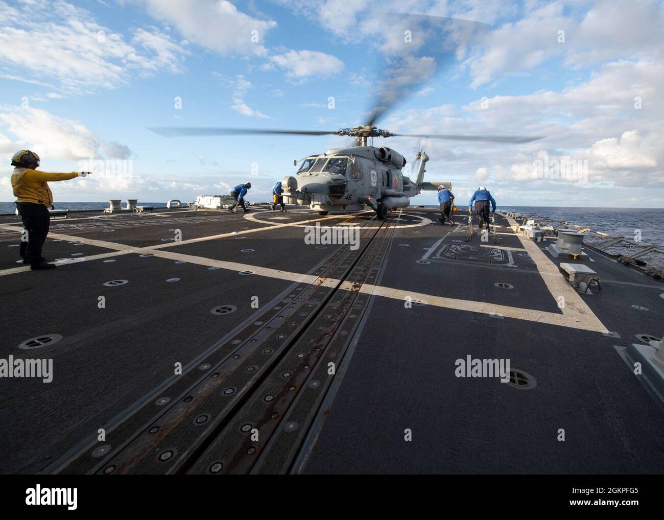 210613-N-CZ893-1220PACIFIC OCEAN (le 13 juin 2021) des marins sécurisent un chasseur de mer MH-60R, affecté à l'escadron de frappe maritime d'hélicoptère (HSM) 37, au pont de vol du destroyer de la classe Arleigh Burke USS Howard (DDG 83) le 13 juin 2021. Howard mène actuellement des opérations maritimes de routine dans la zone d'exploitation de l'île Hawaiian. Banque D'Images