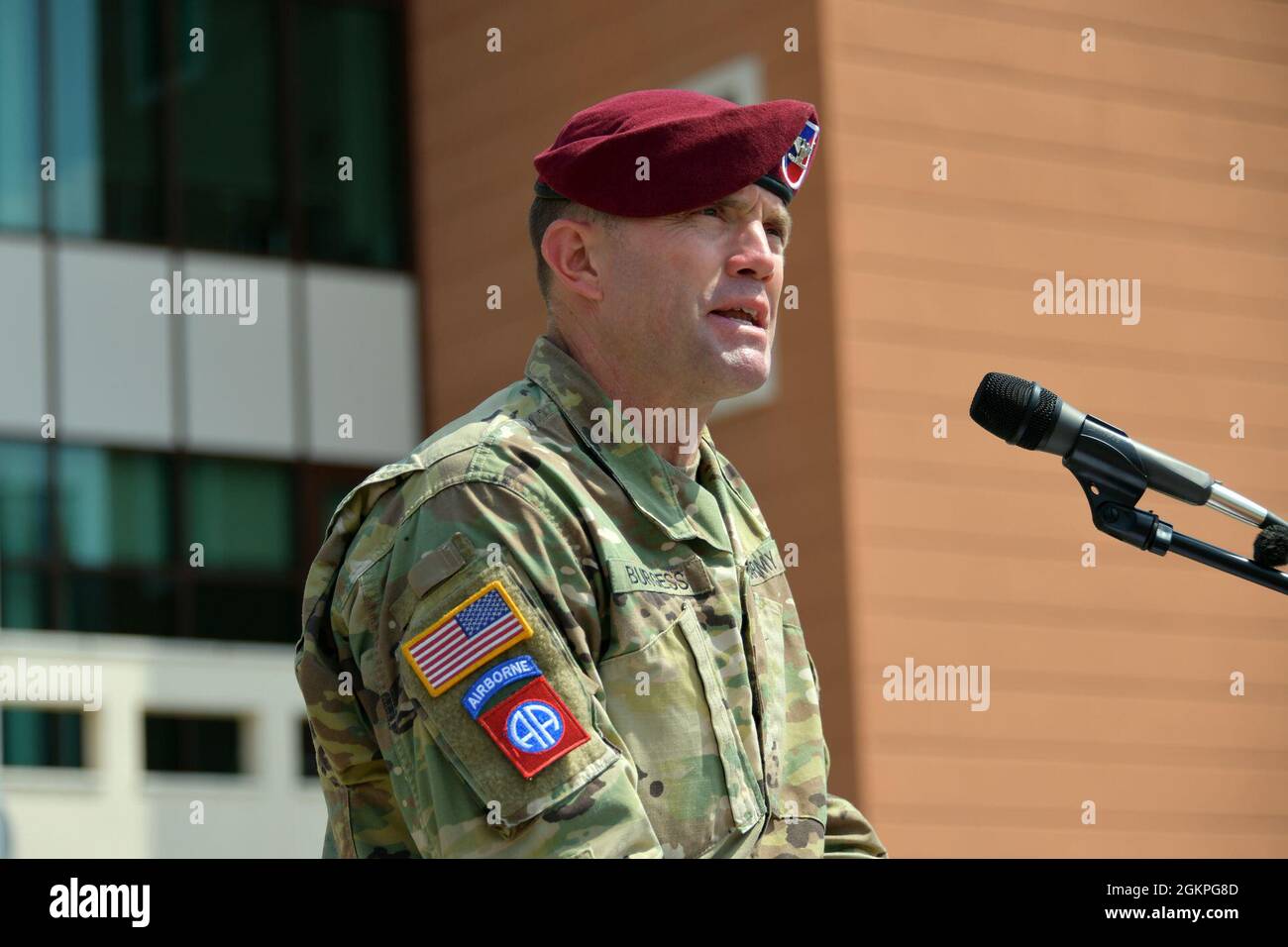 Le colonel de l'armée américaine Kenneth J. Burgess, commandant de la 173e Brigade aéroportée, fait des remarques au cours de la 173e Bataillon de soutien de la brigade, 173e Brigade aéroportée cérémonie de changement de commandement sous condition de prévention Covid-19 à Caserma Del DIN, Vicenza, Italie le 14 juin 2021. La 173e Brigade aéroportée est la Force d'intervention en cas d'urgence de l'armée américaine en Europe, capable de projeter des forces prêtes n'importe où dans les domaines de responsabilité de l'Europe, de l'Afrique ou des commandements centraux des États-Unis. Banque D'Images