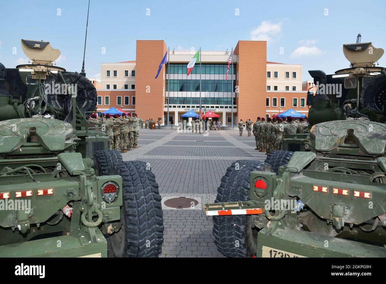 Les parachutistes de l'armée américaine affectés au 173e Bataillon de soutien de la brigade, 173e Brigade aéroportée, rendent hommage lors de la cérémonie de changement de commandement sous condition de prévention Covid-19 à Caserma Del DIN, Vicenza, Italie le 14 juin 2021. La 173e Brigade aéroportée est la Force d'intervention en cas d'urgence de l'armée américaine en Europe, capable de projeter des forces prêtes n'importe où dans les domaines de responsabilité de l'Europe, de l'Afrique ou des commandements centraux des États-Unis. Banque D'Images