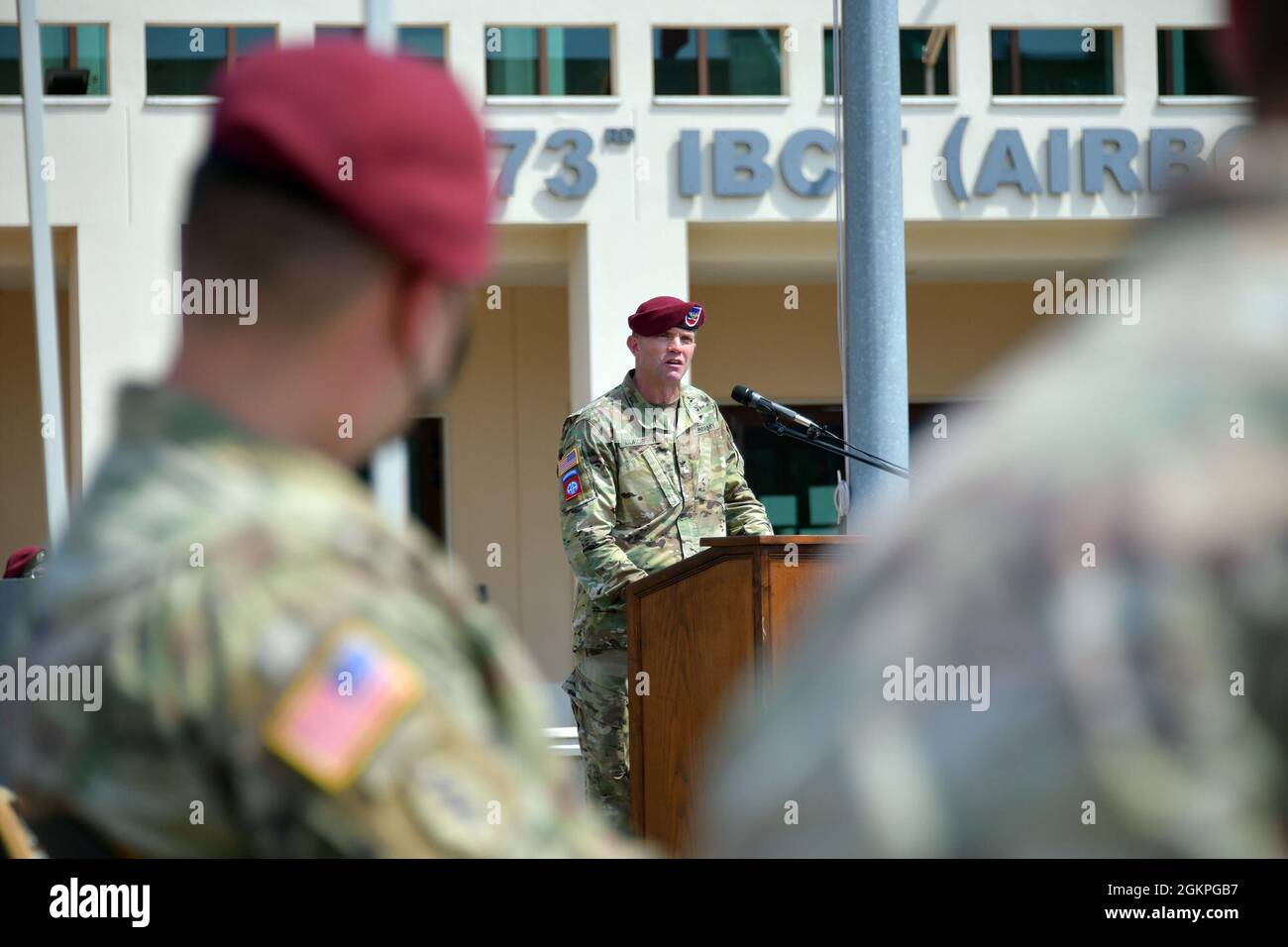Le colonel de l'armée américaine Kenneth J. Burgess, commandant de la 173e Brigade aéroportée, fait des remarques au cours de la 173e Bataillon de soutien de la brigade, 173e Brigade aéroportée cérémonie de changement de commandement sous condition de prévention Covid-19 à Caserma Del DIN, Vicenza, Italie le 14 juin 2021. La 173e Brigade aéroportée est la Force d'intervention en cas d'urgence de l'armée américaine en Europe, capable de projeter des forces prêtes n'importe où dans les domaines de responsabilité de l'Europe, de l'Afrique ou des commandements centraux des États-Unis. Banque D'Images