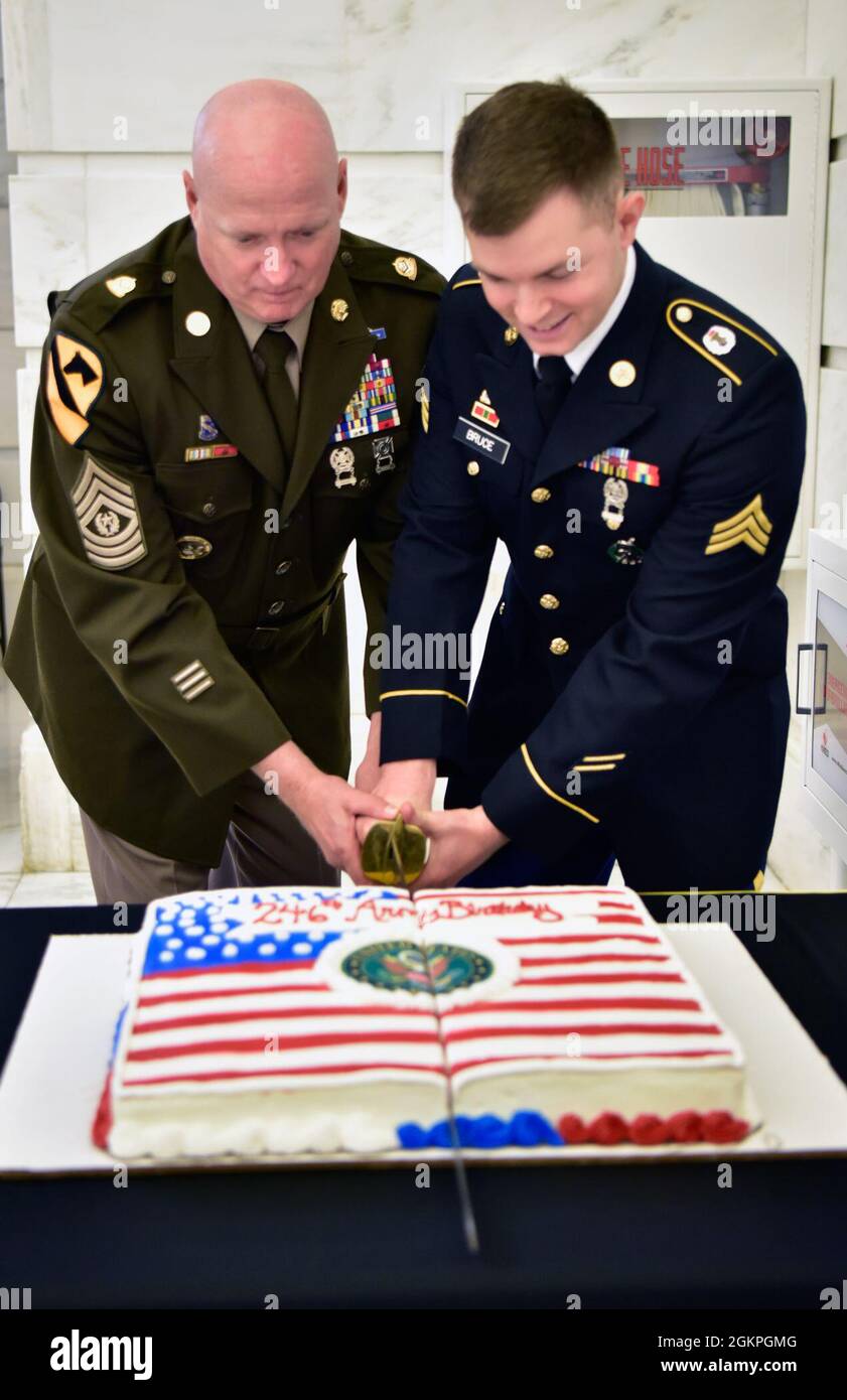 Little Rock Ark Sgt De Commandement Le Maj Steven Veazey Chef Principal De La Garde Nationale De L Arkansas Et Le Sgt Ryan Bruce Recruteur Au Poste De Recrutement De Little Rock