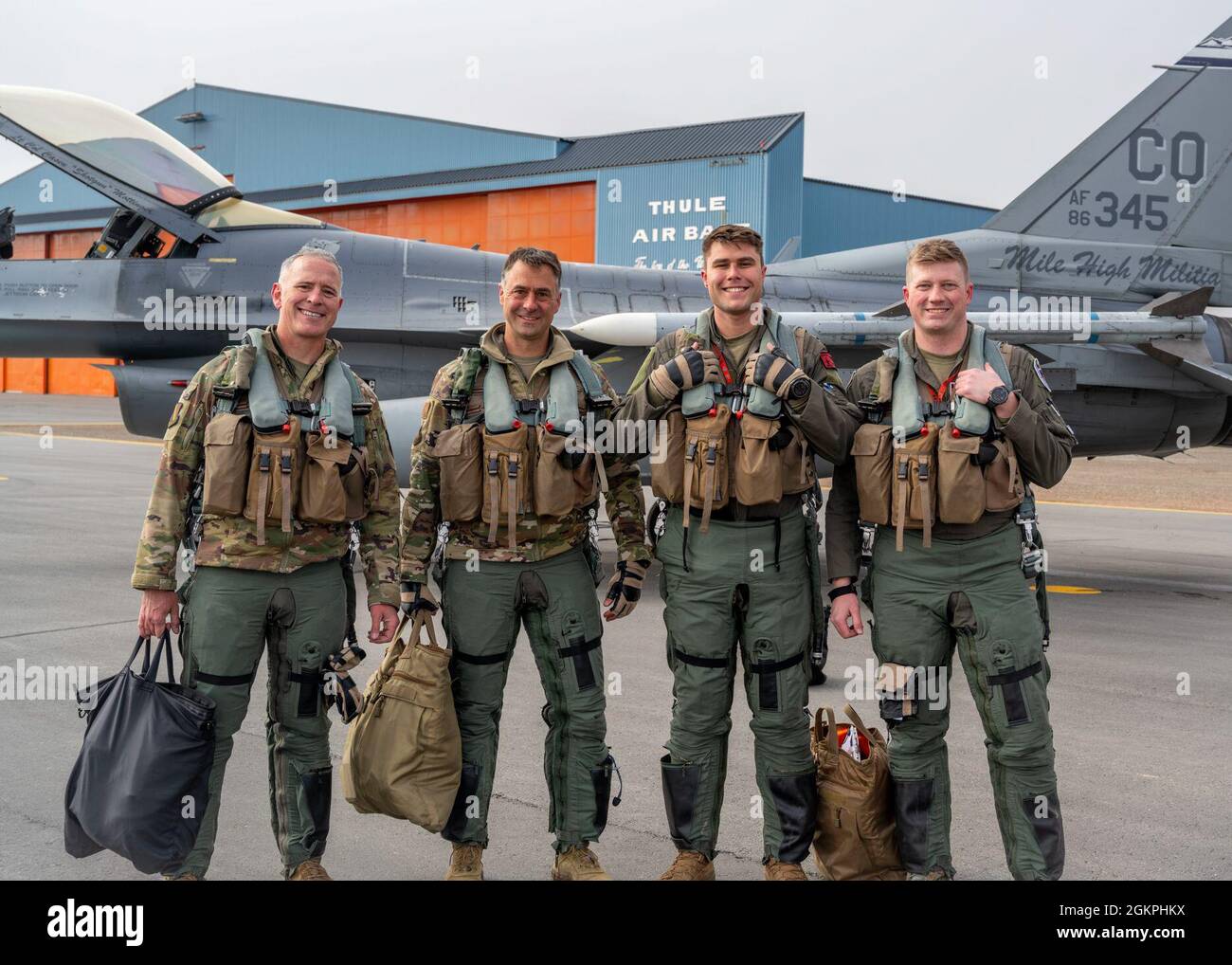 Les pilotes de la US Air Force de la Garde nationale aérienne du Colorado, 140e Escadre, posent pour une photo avant de participer à l'exercice Aralgam Dart 21-01 le 14 juin 2021 à la base aérienne de Thule, au Groenland. L'exercice Aralgam Dart se tiendra du 10 au 19 juin 2021, avec des opérations dans toute l'Arctique, de la mer de Beaufort à Thule, au Groenland. Amalgame Dart 21-01 offre au NORAD l'occasion de perfectionner ses compétences en matière de défense continentale, à mesure que les forces canadiennes et américaines opèrent ensemble dans l'Arctique. Commandement binational canadien et américain, le NORAD utilise un réseau de capteurs aériens et terrestres spatiaux, air-air RE Banque D'Images