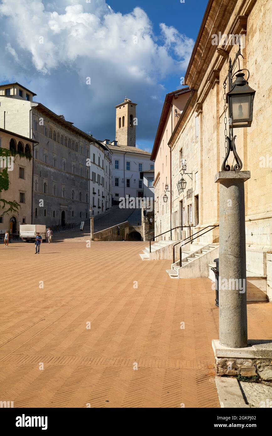 Spoleto Ombrie Italie. Piazza del Duomo, le théâtre et Chiesa di Sant'Eufemia Banque D'Images