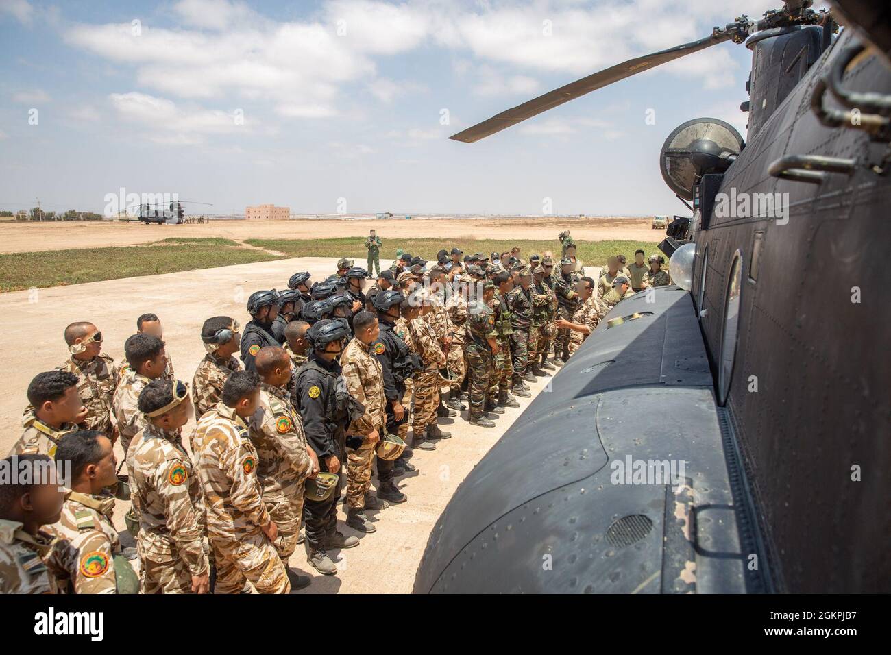 Soldats des forces spéciales de l'armée américaine affectés au 19e Groupe des forces spéciales (Airborne), Garde nationale de l'armée de l'Utah, parachutistes de l'armée royale marocaine, Et les commandants de la Marine royale marocaine conduisent un entraînement rapide de corde à partir d'un Chinook MH-47 du 160e Régiment d'aviation d'opérations spéciales lors de l'exercice African Lion 2021 à Tifnit Maroc, Afrique, le 14 juin 2021. African Lion 2021 est l'exercice annuel le plus important, conjoint et le plus important du Commandement de l'Afrique des États-Unis, organisé par le Maroc, la Tunisie et le Sénégal, le 7-18 juin. Plus de 7,000 participants de neuf nations et de l'OTAN s'entraînent ensemble en mettant l'accent sur l'amélioration de la réadmission Banque D'Images