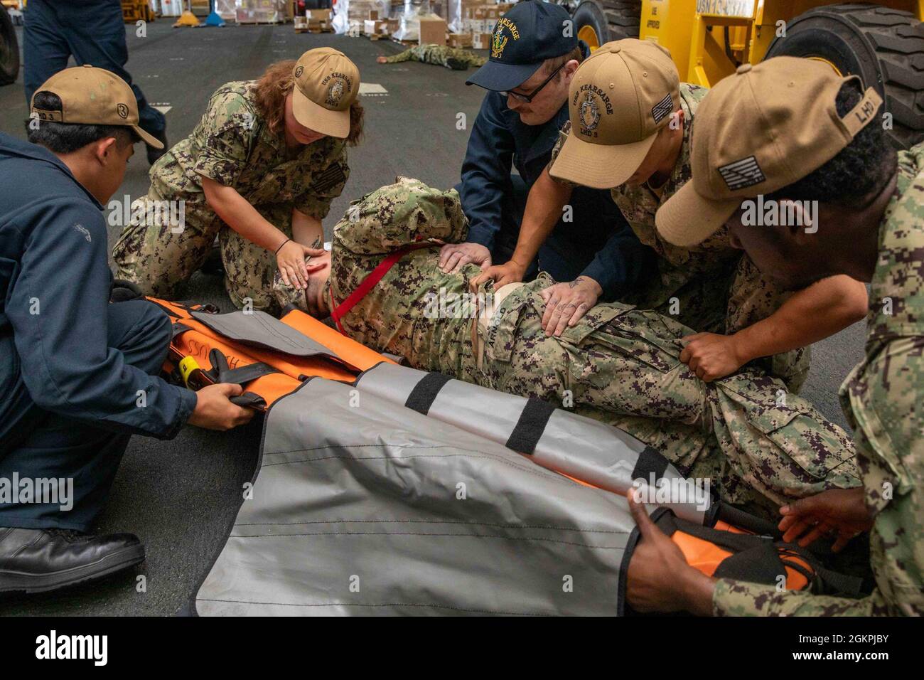 210614-N-NK123-1013 NORFOLK (le 14 juin 2021) les marins roulent soigneusement un patient sur une civière pour le transport au cours d'une évaluation de l'équipe d'entraînement médical (MTT) à bord du navire d'assaut amphibie de classe Wasp USS Kearsarge (LHD 3) le 14 juin 2021. La MTT de Kearsarge est évaluée par le groupe de formation afloat Mayport en raison de la capacité de l’équipage du navire à traiter correctement les victimes à l’aide de procédures de premiers soins de base. Banque D'Images