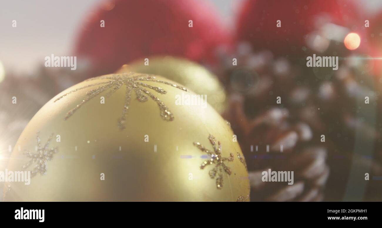 Image des décorations de noël en or, boules rouges et cônes de pin Banque D'Images