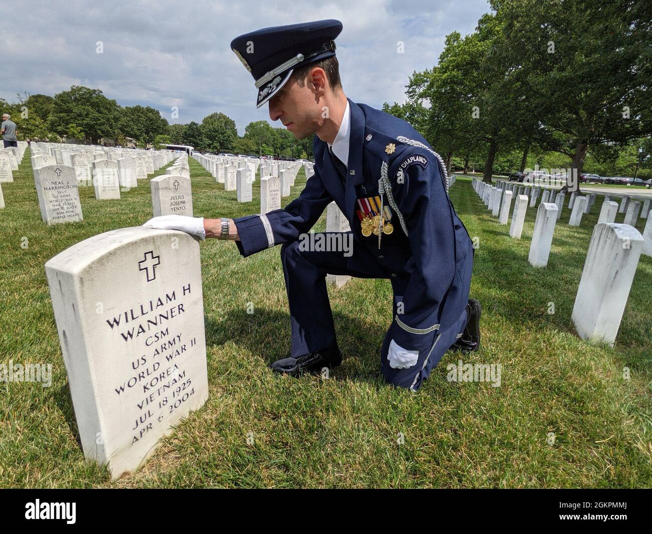 Le Maj. Steven rein, Groupe d'opération de la 11e Escadre de l'aumônier, salue la tombe d'un ancien combattant tombé au cimetière national d'Arlington, à Arlington (Virginie), le 11 juin 2021. Le corps de l'aumônier du cimetière national d'Arlington, sous la direction du Groupe d'opérations de la 11e Escadre à la base commune Anacostia-Bolling, sert au cimetière national d'Arlington. Les aumôniers fournissent des rites et des services religieux aux membres de la Force aérienne et à leurs familles Banque D'Images