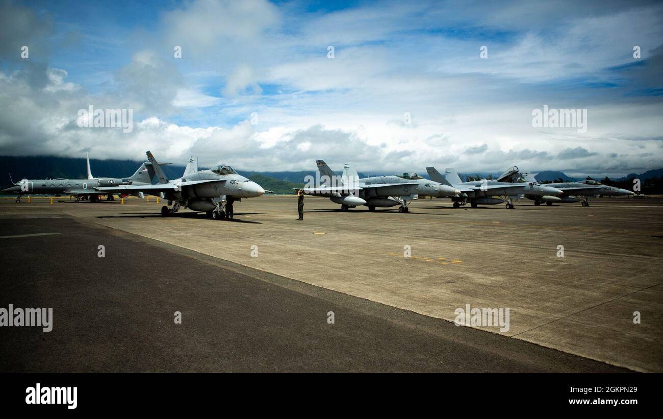 210615-M-WI555-0058 KANEOHE BAY, Hawaii (le 15 juin 2021) F/A-18 Hornets affectés au Marine Fighter Attack Squadron (VMFA) 323, Marine Aircraft Group (MAG) 11, 3e Marine Aircraft Wing (MAW), I Marine Expeditionary Force (MEF) se préparent au décollage de Marine base corps Hawaii, juin 15. VMFA-323 effectue actuellement des opérations de routine dans la 3e flotte américaine. Banque D'Images