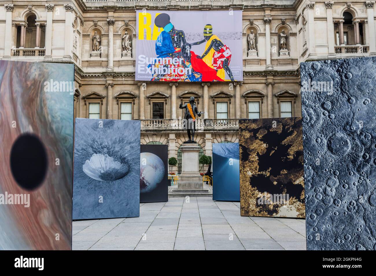 Londres, Royaume-Uni. 15 septembre 2021. L'exposition d'été 2021 de l'Académie royale (RA) coordonnée par Yinka Shonibare RA. Il explore le thème de la « magie de la récupération » pour célébrer la joie de créer l'art. Il comprend environ 1400 œuvres d'artistes émergents et établis. Crédit : Guy Bell/Alay Live News Banque D'Images