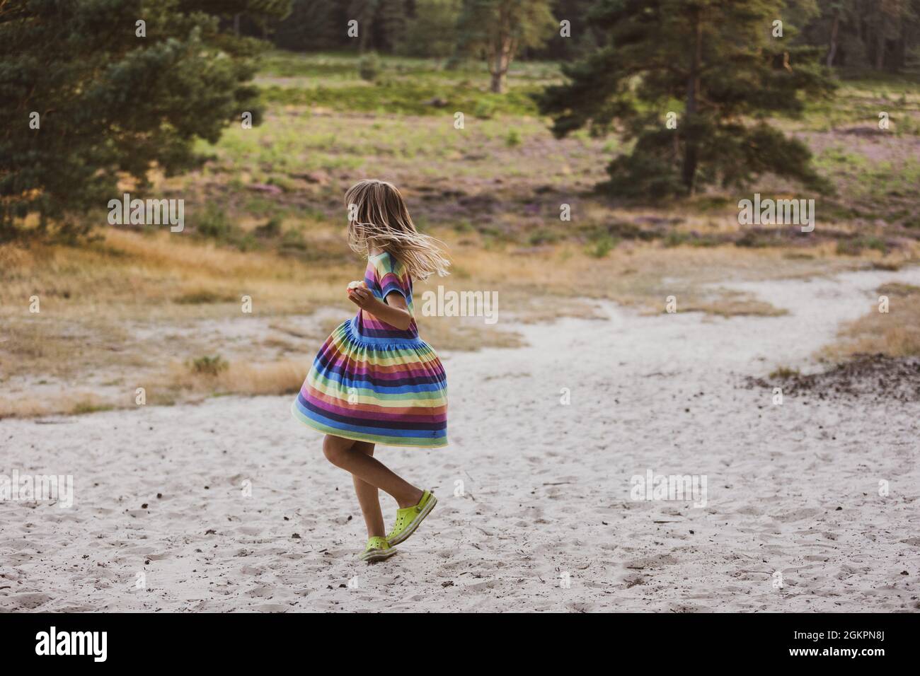 Petite fille dansant dans la nature, Drents-Friese Wold, pays-Bas Banque D'Images