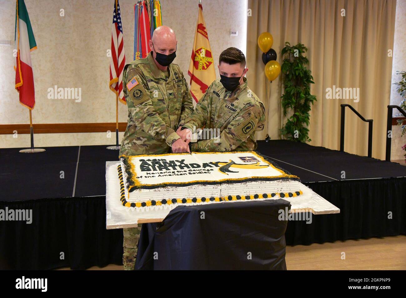 Les soldats les plus âgés et les plus jeunes ont coupé le gâteau de cérémonie lors de la 246e célébration d'anniversaire au Lion d'Or, Vicenza, Italie, le 15 juin 2021. Banque D'Images