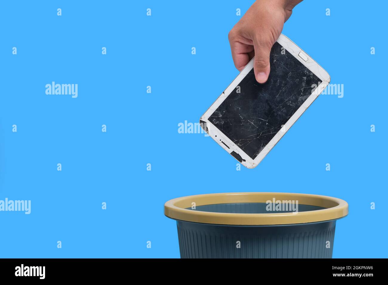 L'ancienne tablette android qui a échoué est jetée dans la corbeille,  recyclage Photo Stock - Alamy