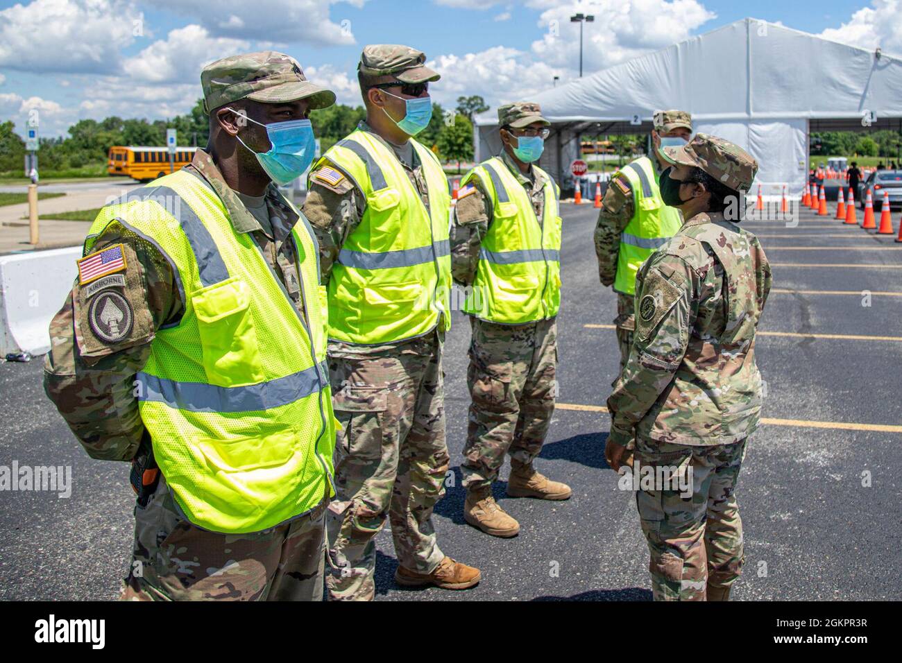 Brig. De l'armée américaine Le général Janeen Birckhead, commandant de la Garde nationale de l'armée du Maryland et du GVaccine Equity Task Force du Maryland, remercie les soldats du 175e Régiment d'infanterie, pour leur service pendant la pandémie COVID-19 au site de vaccination du Regency Furniture Stadium à Waldorf, Maryland, le 15 juin 2021. Le MDNG a été activé pour soutenir la réponse du Maryland COVID-19 en fournissant un soutien direct aux services de santé du comté pour aider à accélérer les efforts de vaccination et de test du COVID-19. Banque D'Images