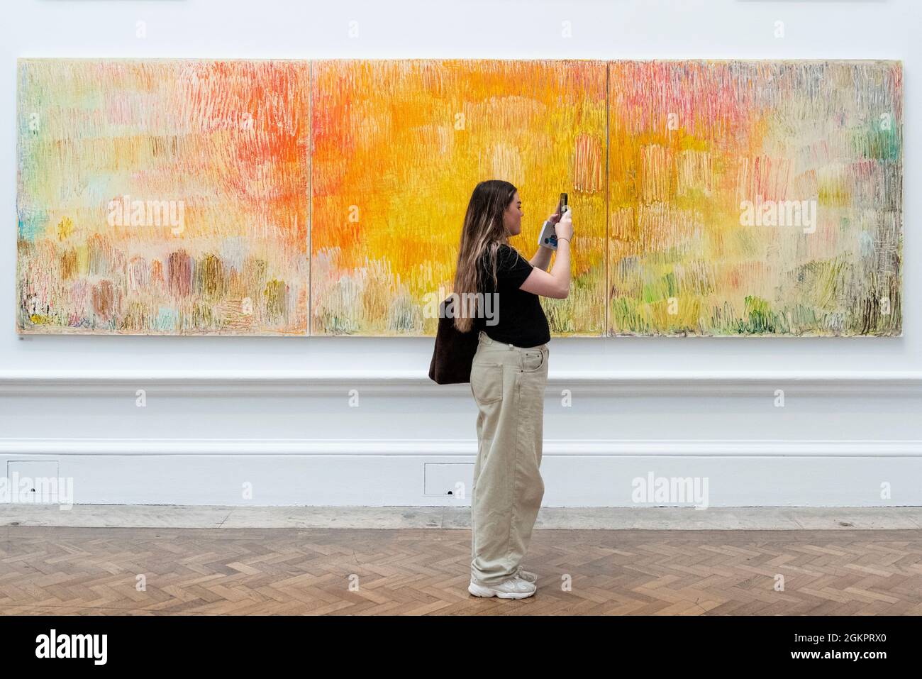 Londres, Royaume-Uni. 15 septembre 2021. 'MOMENTARIUM (TRIPTYQUE)' par Sir Christopher le Brun, prix £180,000. Aperçu de l'exposition d'été 2021 à l'Académie royale des arts de Piccadilly. Coordonnée par Yinka Shonibare RA, l'exposition explore le thème de la « magie de la récupération » pour célébrer la joie de créer l'art avec environ 1400 œuvres d'artistes émergents et établis présentés dans l'exposition. Credit: Stephen Chung / Alamy Live News Banque D'Images