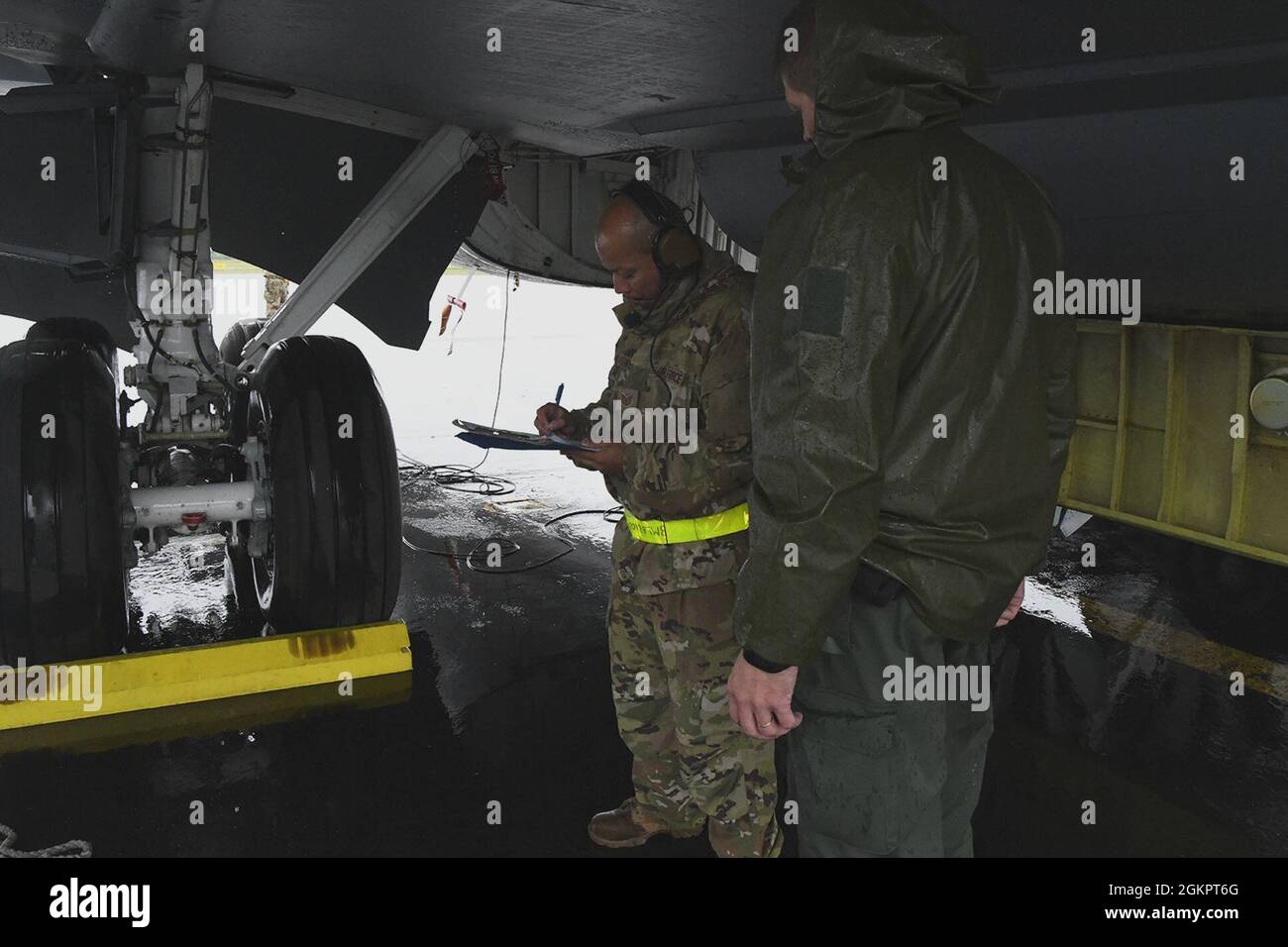 Tech. Sgt. Wilfredo Martinez, un chef d'équipage affecté à la 459e Escadre de ravitaillement en carburant, joint base Andrews, Maryland, vérifie la quantité de carburant donnée à un KC-135 Stratotanker de la Réserve aérienne des États-Unis, à la base aérienne de Rovaniemi, en Finlande, lors de l'exercice Arctic Challenge 2021, juin 15. La Finlande fait le plein de l'avion avant la mission de ravitaillement de chaque jour. ACE 21 est un exercice multinational conjoint qui implique une combinaison d'opérations de vol et qui comprend la participation du Danemark, de la Finlande, de l'Allemagne, de l'OTAN et des pays-Bas, Suède, Norvège et Royaume-Uni l'exercice a eu lieu en Suède, en Finlande et dans le reste du pays Banque D'Images