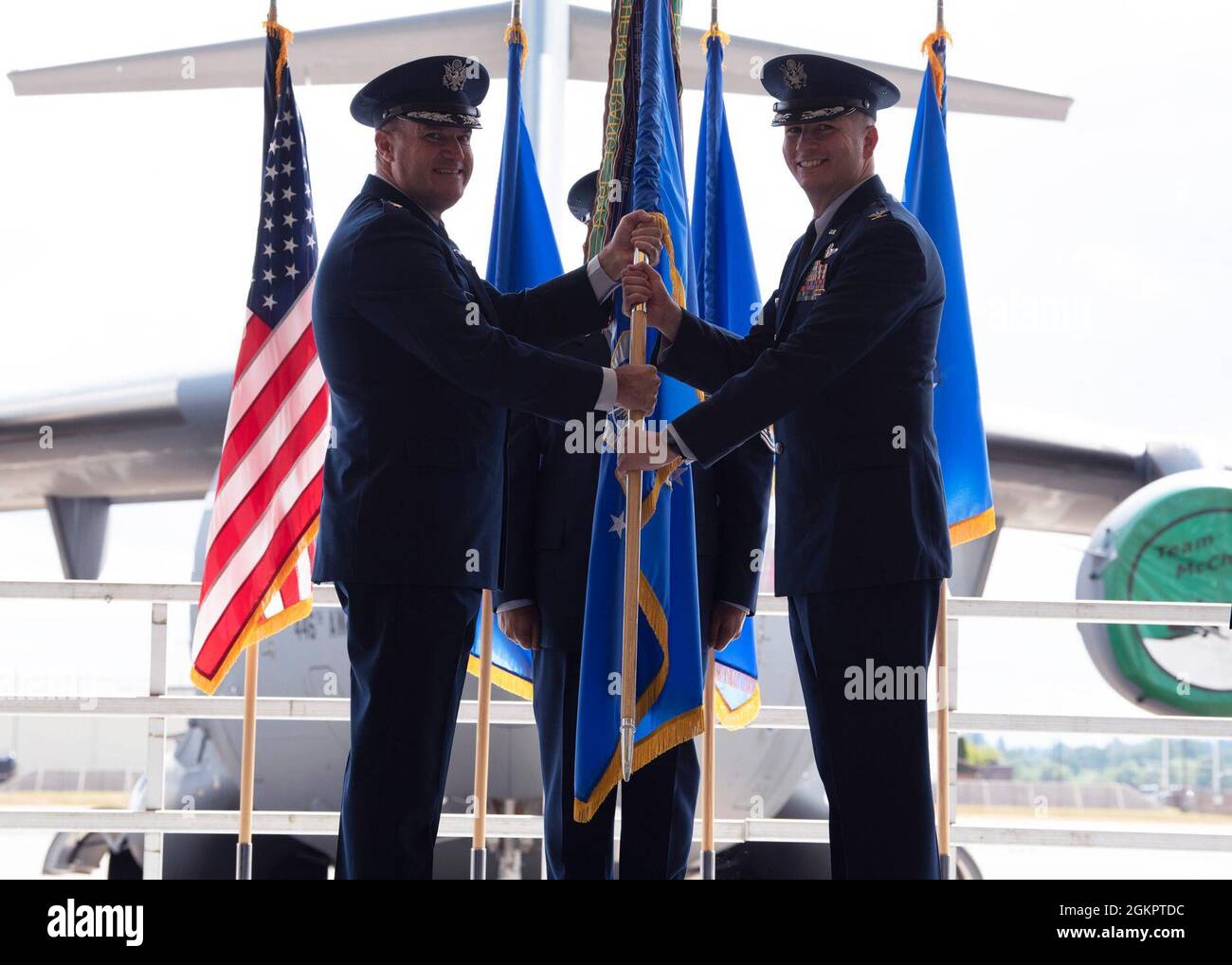 Le major de la Force aérienne des États-Unis Kenneth T. Bibb Jr., 18e commandant de la Force aérienne, présente le colonel David A. Fazenbaker, 62e commandant de l’escadre du transport aérien, avec le 62e guide de l’AW lors d’une cérémonie de changement de commandement à la base interarmées Lewis-McChord, Washington, le 15 juin 2021. Avant de prendre le commandement de la 62e AW, Fazenbaker était le vice-commandant de la 14e Escadre d'entraînement de vol à la base aérienne de Columbus, Mississippi. Banque D'Images