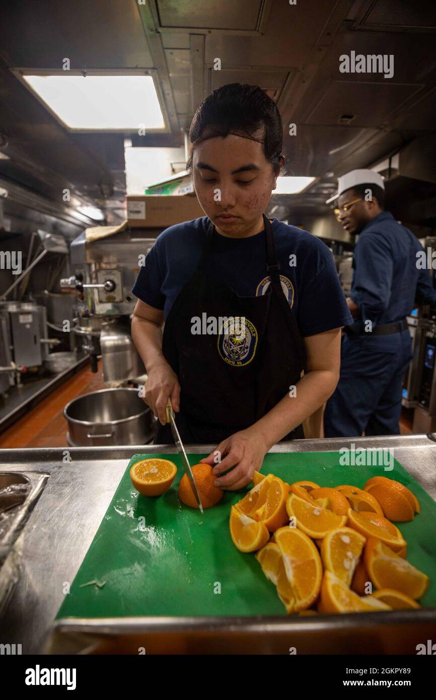 MER BALTIQUE (16 juin 2021) Spécialiste culinaire le marin Francine Rockwell coupe des oranges dans la cuisine à bord du destroyer à missiles guidés de classe Arleigh Burke USS Roosevelt (DDG 80) lors du BALTOPS 50, le 16 juin 2021. Le 50ème BALTOPS représente un engagement continu et constant à renforcer l'interopérabilité au sein de l'Alliance et à assurer la sécurité maritime collective dans la mer Baltique. Banque D'Images