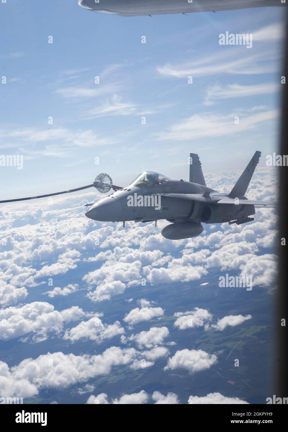 Un Hornet F/A-18C de la Force aérienne finlandaise avec l'escadron 31 ravitaillements d'un KC-130J Super Hercules avec l'escadron 452 de transport aérien et de refueler (VMGR) pendant les opérations de ravitaillement en vol au-dessus de la base aérienne de Rissala, près de Kuopio (Finlande), le 8 juin 2021. Des Marines avec VMGR-452 sont déployées à Kuopio, en Finlande, pour soutenir la visite de l'escadron ILVES (en finnois pour les Lynx). Le but de la visite DE l'escadron EN ILVES est de mener un entraînement aérien et aérien-terrestre, d'améliorer la compétence en matière de tactiques conjointes et multinationales et de renforcer les partenariats avec les alliés internationaux. Banque D'Images