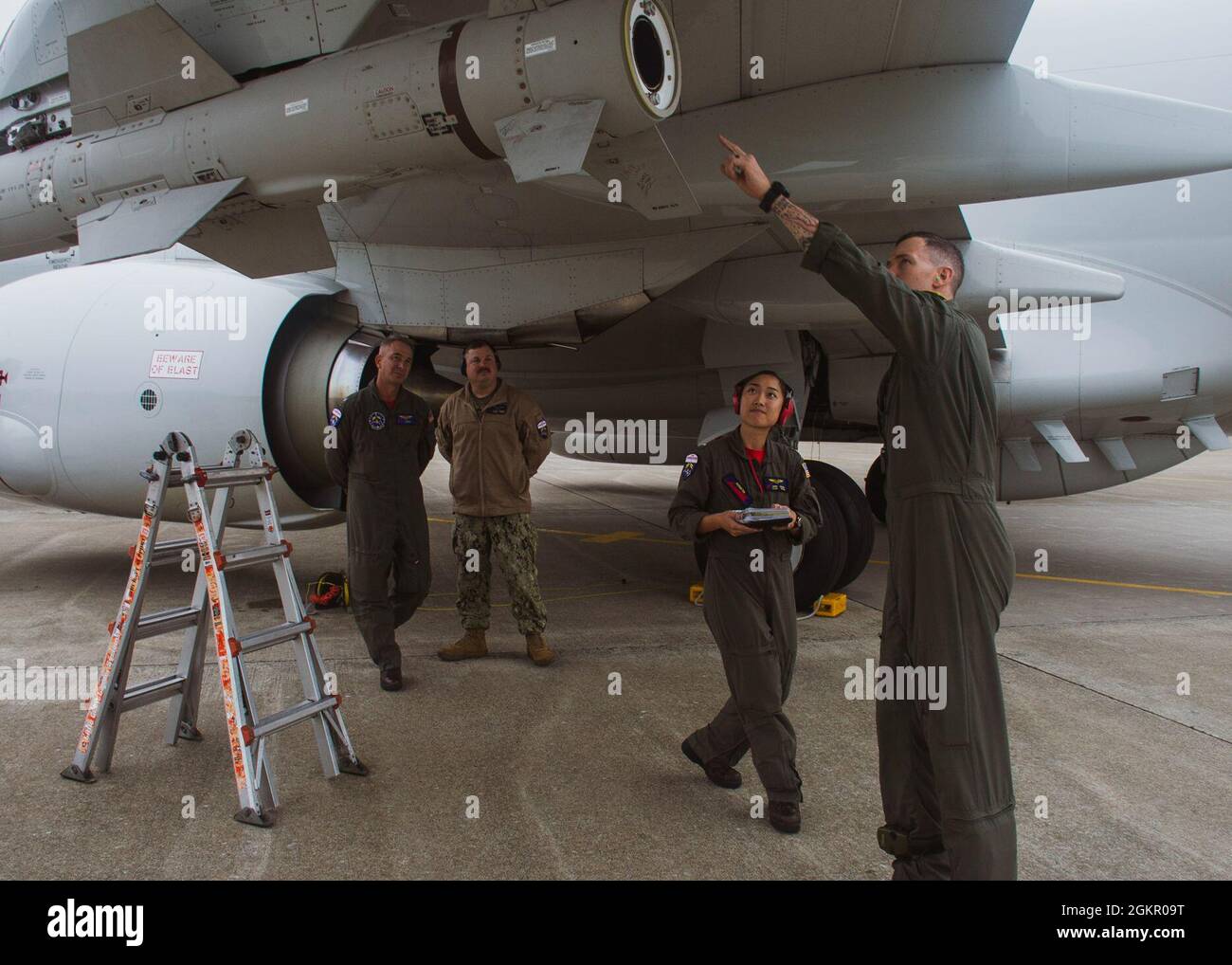 MISAWA (juin 16, 2021) — Lt. John Gosselin (à droite), Lt Jane Moon, attachée aux « lanceurs rouges » de l'escadron de patrouille 10, inspecte un missile Harpoon AGM 84D avant la mission. Les « lanciers rouges » sont actuellement déployés à la base aérienne de Misawa à Misawa, au Japon, pour mener des opérations de patrouille maritime, de reconnaissance et de proximité de théâtre dans la zone d'opérations de la 7e flotte américaine (C7F) à l'appui des objectifs du commandant, de la Force opérationnelle 72, du C7F et du Commandement Indo-Pacifique des États-Unis dans toute la région. Banque D'Images