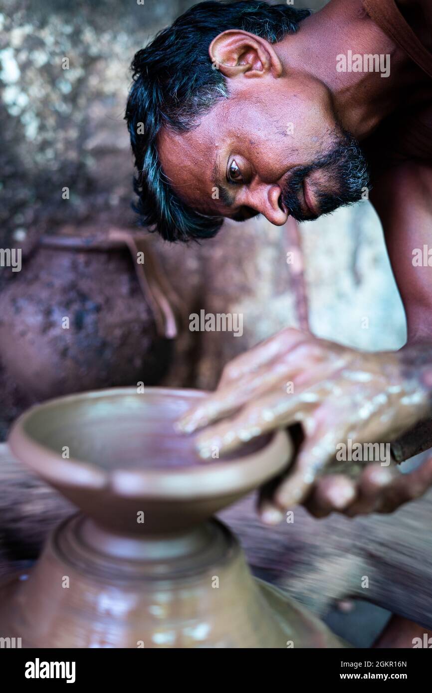 Artiste potier indien concentré en pot d'argile ou sur la roue traditionnelle de chariot - concep de travail de main, pauvreté, culture traditionnelle et local Banque D'Images
