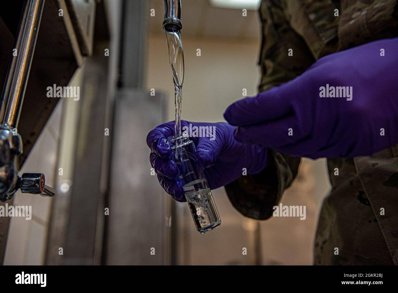 L'ancien Airman Matthew Ketterling, 379e Escadron des opérations médicales expéditionnaires, compagnon de génie bioenvironnemental, recueille des échantillons d'eau dans l'installation de restauration du complexe Blachford-Preston le 16 juin 2021, à la base aérienne Al Udeid, au Qatar. Plusieurs tests doivent être effectués à différents endroits pour garantir la sécurité de consommation de l'eau. En moyenne, des essais bioenvironnementaux ont été effectués pour environ 190 propriétés et produits chimiques dans l’eau de l’AUAB. Banque D'Images