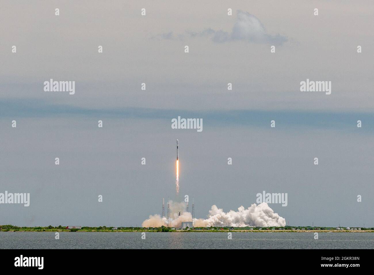 Une fusée Falcon 9 transportant un satellite GPS III-5 en orbite est lancée à partir de la LC-40 à la station de la Force spatiale de Cape Canaveral, en Floride, le 17 juin 2021. Les satellites GPS III ont des signaux trois fois plus précis que la génération actuelle de satellites et huit fois plus de résistance de brouillage. Banque D'Images