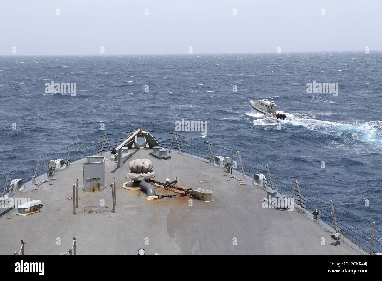 210617-N-N3764-0101 MER DES CARAÏBES - (17 juin 2021) — le navire de combat littoral variant selon la liberté USS Wichita (LCS 13) effectue un exercice de photo bilatéral (PHOTOEX) avec le défenseur de la Force de défense d'Antigua-et-Barbuda, les intercepteurs tout temps de classe 380X D-7 et D-8 dans la mer des Caraïbes, le 17 juin 2021. Wichita a effectué un bref arrêt pour le ravitaillement en carburant et le réapprovisionnement à Antigua-et-Barbuda, marquant la première visite d'un navire de la marine américaine depuis plus de dix ans. Wichita est déployée dans la zone d’opérations de la 4e flotte des États-Unis pour appuyer la mission de la Force opérationnelle interagences conjointe Sud, qui comprend la lutte contre les tracas de drogues illicites Banque D'Images