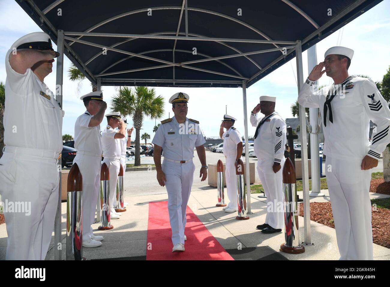 210617-N-DB801-0155 MAYPORT (Floride) – (17 juin 2021) – SMA arrière. Rogerio Rodrigues, attaché naval brésilien, est honoré à son arrivée au Commandement Sud des Forces navales américaines 4e flotte, le 17 juin 2021. Rodrigues a rencontré le sous-ministre adjoint arrière. Don Gabrielson, commandant du Commandement Sud des Forces navales américaines/4e flotte des États-Unis, dans le cadre d'un engagement de leader clé. Forces navales américaines Southern Command/États-Unis 4e flotte soutient les opérations militaires conjointes et combinées du Commandement Sud des États-Unis en employant des forces maritimes dans des opérations coopératives de sécurité maritime pour maintenir l’accès, améliorer l’interopérabilité, an Banque D'Images