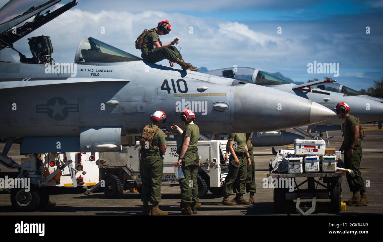 210616-M-WI555-0106 KANEOHE BAY (Hawaii), le 16 juin 2021, des Marines avec le Marine Fighter Attack Squadron (VMFA) 323, Marine Aircraft Group (MAG) 11, 3e Marine Aircraft Wing (MAW), I Marine Expeditionary Force (MEF) effectuent la maintenance des F/A-18 Hornets à la base Marine corps Hawaii, juin 16. VMFA 323 effectue actuellement des opérations de routine dans la 3e flotte américaine. Banque D'Images