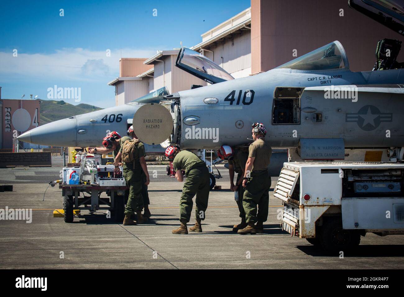 210616-M-WI555-0136 KANEOHE BAY (Hawaii), le 16 juin 2021, des Marines avec le Marine Fighter Attack Squadron (VMFA) 323, Marine Aircraft Group (MAG) 11, 3e Marine Aircraft Wing (MAW), I Marine Expeditionary Force (MEF) effectuent la maintenance des F/A-18 Hornets à la base Marine corps Hawaii, juin 16. VMFA 323 effectue actuellement des opérations de routine dans la 3e flotte américaine. Banque D'Images