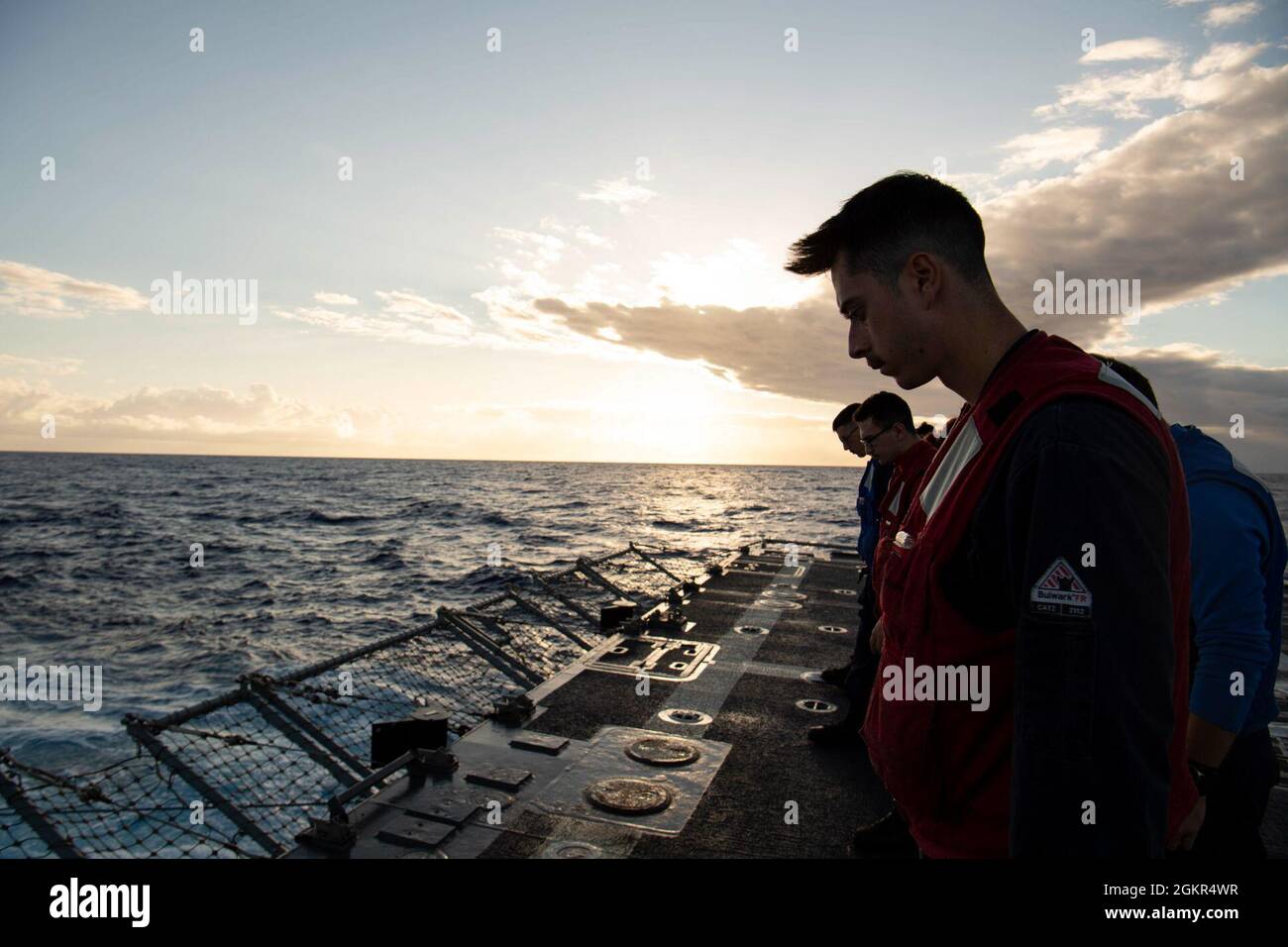 210617-N-CZ893-1043 OCÉAN PACIFIQUE (le 17 juin 2021) des marins effectuent une promenade de débris sur le pont de vol du destroyer USS Howard (DDG 83) de la classe Arleigh Burke, le 17 juin 2021. Howard mène actuellement des opérations maritimes de routine dans la 3e flotte des États-Unis. Banque D'Images