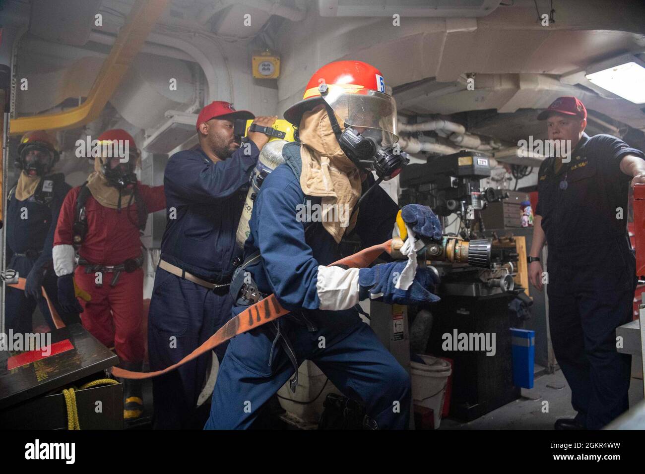 210617-N-JW440-1587 MER DE CHINE DU SUD (17 juin 2021) les marins effectuent un exercice de lutte contre les incendies à bord du croiseur à missiles guidés de classe Ticonderoga USS Shiloh (CG-67). Shiloh est attaché au commandant de la Force opérationnelle 70/Carrier Strike Group 5, qui mène des opérations en cours à l'appui d'une Indo-Pacifique libre et ouverte. Banque D'Images