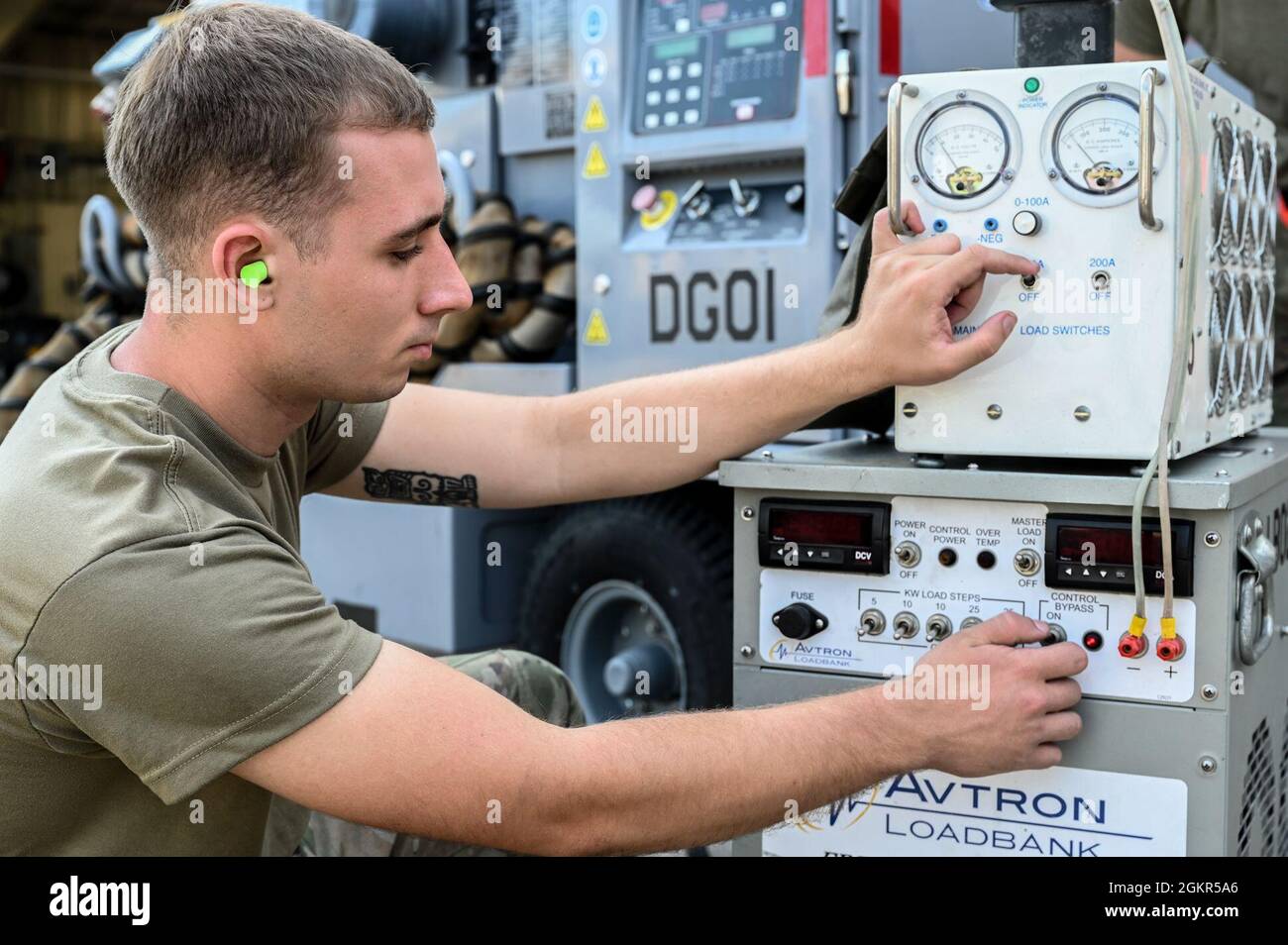 US Air Force Airman 1re classe Braxton Peleaz, 33e Escadron de maintenance technicien en équipement aérospatial au sol, teste une trémie pneumatique combinée génératrice à la base aérienne d'Eglin, en Floride, le 17 juin 2021. Les chariots à air conditionné combinés sont des générateurs diesel qui fournissent des F-35A Lightning II avec refroidissement d'avion et support de système. Banque D'Images