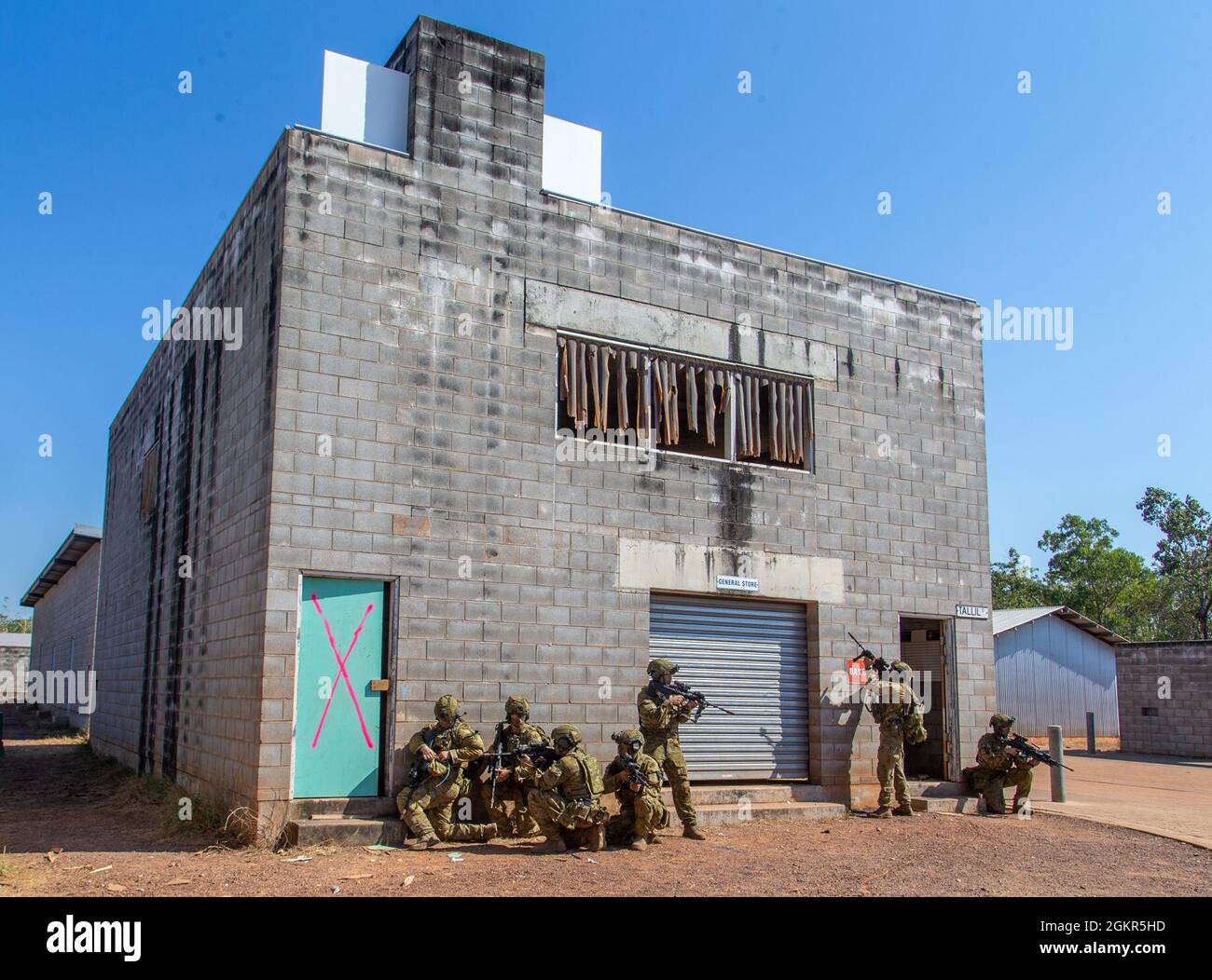 Les soldats de l'armée australienne de la Force de défense australienne effectuent des techniques de braconnage de porte à l'installation d'entraînement des opérations urbaines lors d'une visite du chef de la Force de défense australienne à la zone d'entraînement de Mount Bundey, territoire du Nord, Australie, le 17 juin 2021. Le CDF a visité le MBTA pour observer les Marines des États-Unis avec la Marine Rotational Force - Darwin, les soldats du FAD et les soldats de la Force d'autodéfense terrestre du Japon pendant l'exercice Southern Jackaroo. Les liens de défense entre les États-Unis, les alliés et les pays partenaires sont essentiels à la sécurité régionale, à la coopération et à l'intégration de nos capacités combinées. Banque D'Images