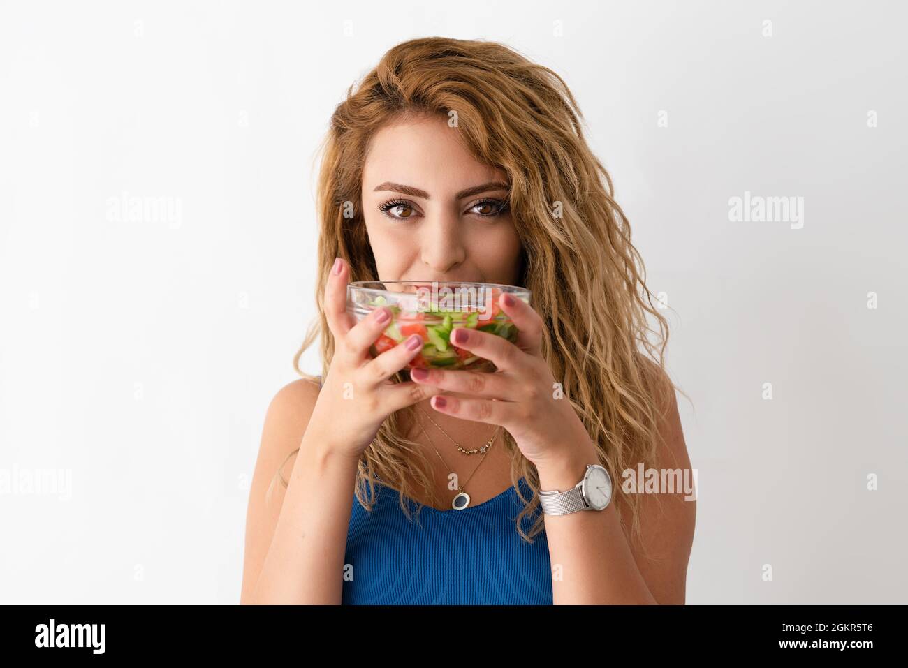 La jeune femme est en train de manger de la salade pour un corps en forme et une vie saine. Photo de haute qualité Banque D'Images