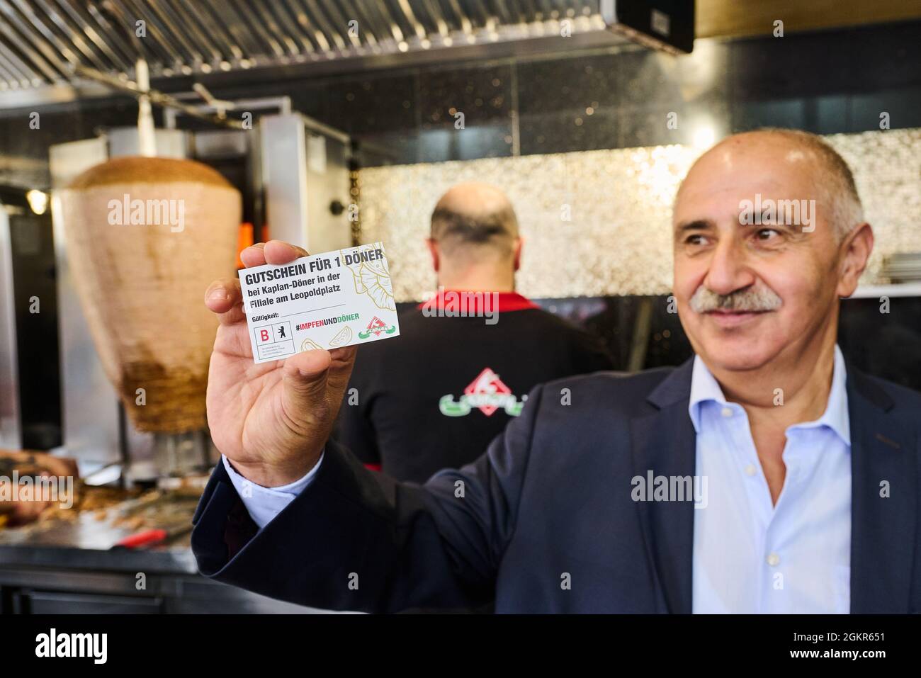 Berlin, Allemagne. 15 septembre 2021. Le « bon pour 1 kebab » est écrit sur un dépliant que le propriétaire du kebab, Remzi Kaplan, tient dans son snack-bar kebab. Dans le cadre de la vaccination créative, Berlin propose également des offres de vaccination sans rendez-vous au cours de la semaine nationale d'action. Les personnes vaccinées à cet endroit recevront un bon d'échange pour kebab. Credit: Annette Riedl/dpa/Alay Live News Banque D'Images