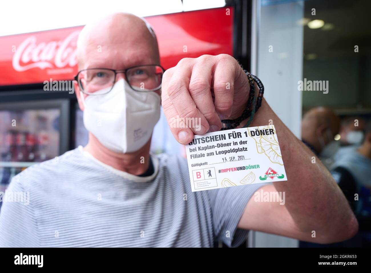 Berlin, Allemagne. 15 septembre 2021. Le « bon d'échange pour 1 kebab » est écrit sur une circulaire présentée par un client devant Kaplan Döner. Dans le cadre de la vaccination créative, Berlin propose également des offres de vaccination sans rendez-vous au cours de la semaine nationale d'action. Les personnes vaccinées à cet endroit reçoivent un bon d'échange pour kebab. Credit: Annette Riedl/dpa/Alay Live News Banque D'Images