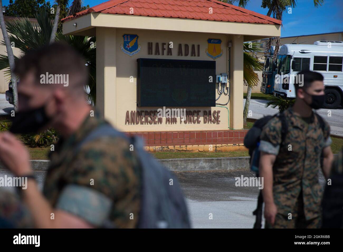 Les marins américains et les marins de l'escadron d'attaque de chasseurs marins (EMMV) 232 arrivent à la base aérienne d'Andersen, à Guam, le 17 juin 2021. La VMFA-232 a été déployée à la base aérienne d'Andersen, à Guam, dans le cadre du programme de réinstallation de la formation en aviation, qui vise à accroître la préparation opérationnelle tout en réduisant les répercussions des activités de formation. Banque D'Images