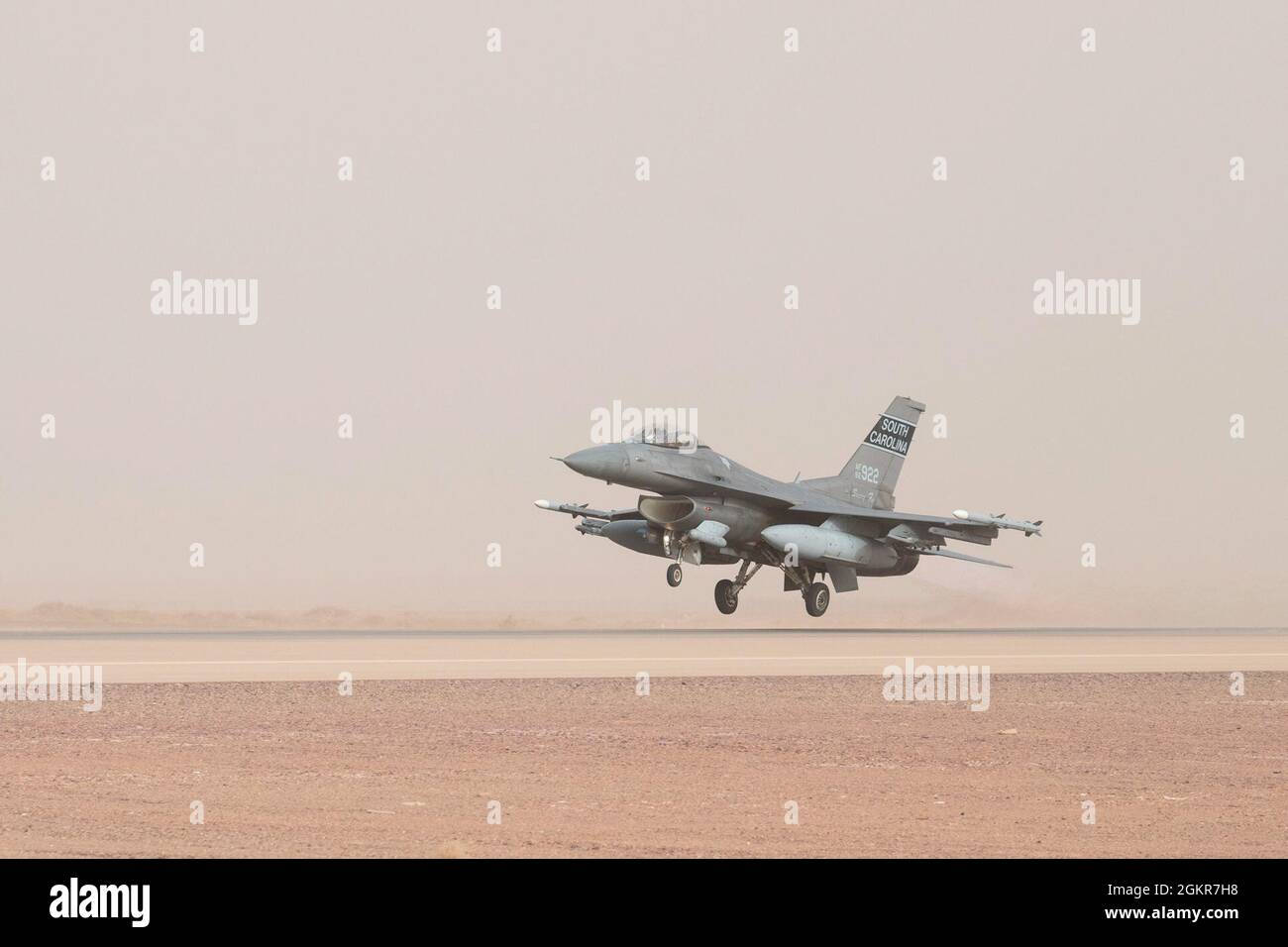 Un faucon de combat F-16 de la Force aérienne des États-Unis prend son envol lors d'une mission d'intégration de la nation partenaire avec la Royal Saudi Air Force à la base aérienne de Prince Sultan, Royaume d'Arabie saoudite, le 17 juin 2021. Les aéronefs centraux des Forces aériennes des États-Unis travaillent régulièrement avec les pays de la coalition et les pays partenaires pour tester leurs capacités collectives de lutte contre les SAMU afin d'assurer la sécurité et la stabilité de l'espace aérien régional. Banque D'Images