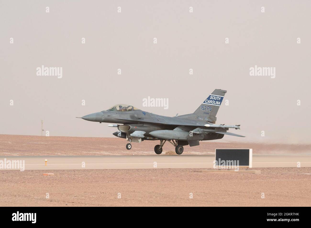 Un faucon de combat F-16 de la Force aérienne des États-Unis prend son envol lors d'une mission d'intégration de la nation partenaire avec la Royal Saudi Air Force à la base aérienne de Prince Sultan, Royaume d'Arabie saoudite, le 17 juin 2021. Les aéronefs centraux des Forces aériennes des États-Unis travaillent régulièrement avec les pays de la coalition et les pays partenaires pour tester leurs capacités collectives de lutte contre les SAMU afin d'assurer la sécurité et la stabilité de l'espace aérien régional. Banque D'Images