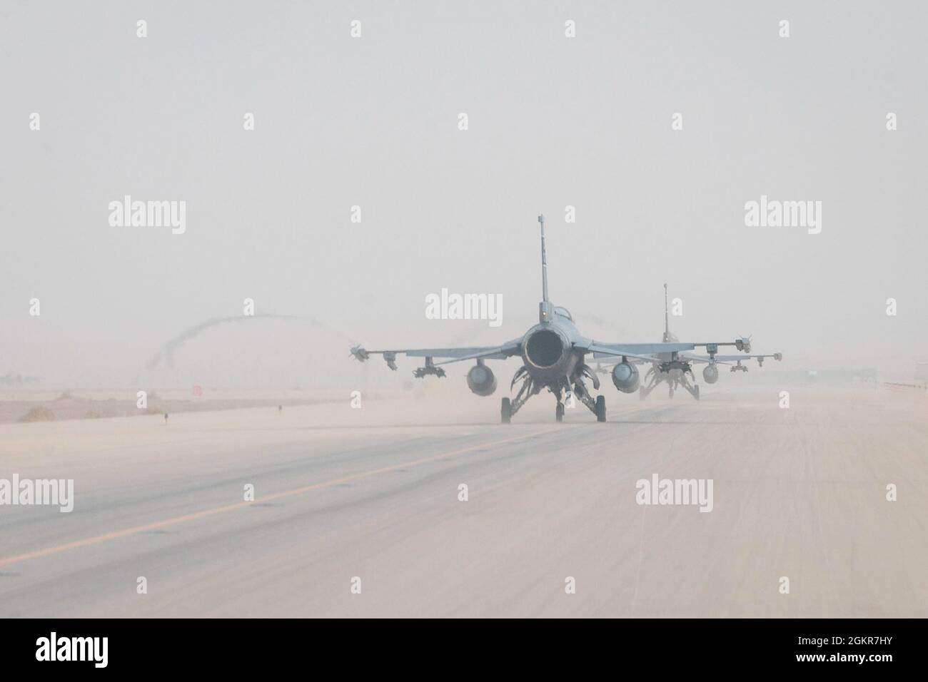 US Air Force F-16 Fighting Falcons taxi en préparation au décollage lors d'une mission d'intégration de la nation partenaire avec la Royal Saudi Air Force avec la Royal Saudi Air Force à la base aérienne de Prince Sultan, Royaume d'Arabie Saoudite, le 17 juin 2021. Les aéronefs centraux des Forces aériennes des États-Unis travaillent régulièrement avec les pays de la coalition et les pays partenaires pour tester leurs capacités collectives de lutte contre les SAMU afin d'assurer la sécurité et la stabilité de l'espace aérien régional. Banque D'Images