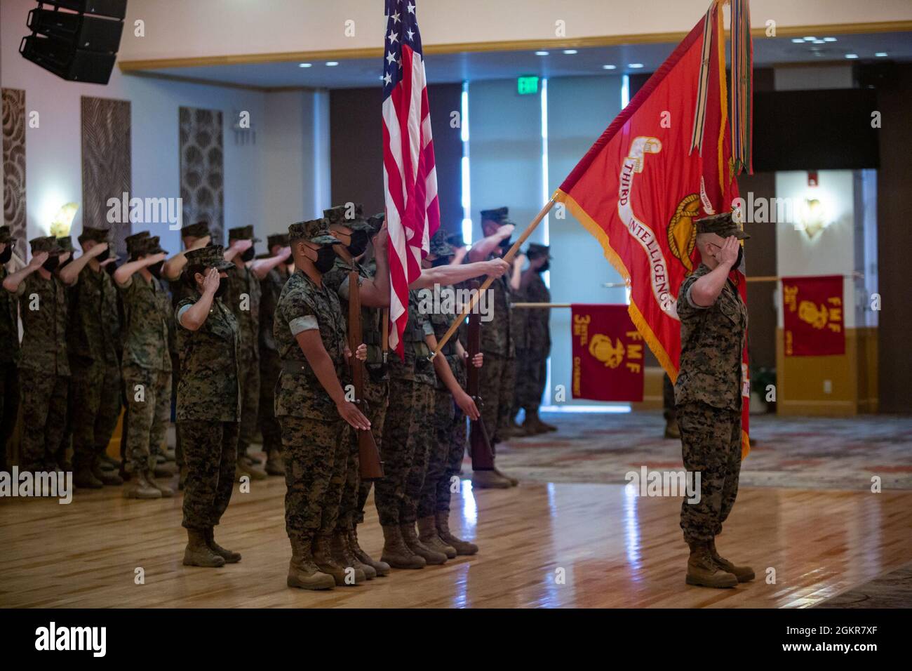 Les Marines des États-Unis, avec le 3d Intelligence Battalion, de la Marine Expeditionary Force III, participent à une cérémonie de changement de commandement au Camp Hansen, Okinawa, Japon, juin. 18, 2021. Banque D'Images