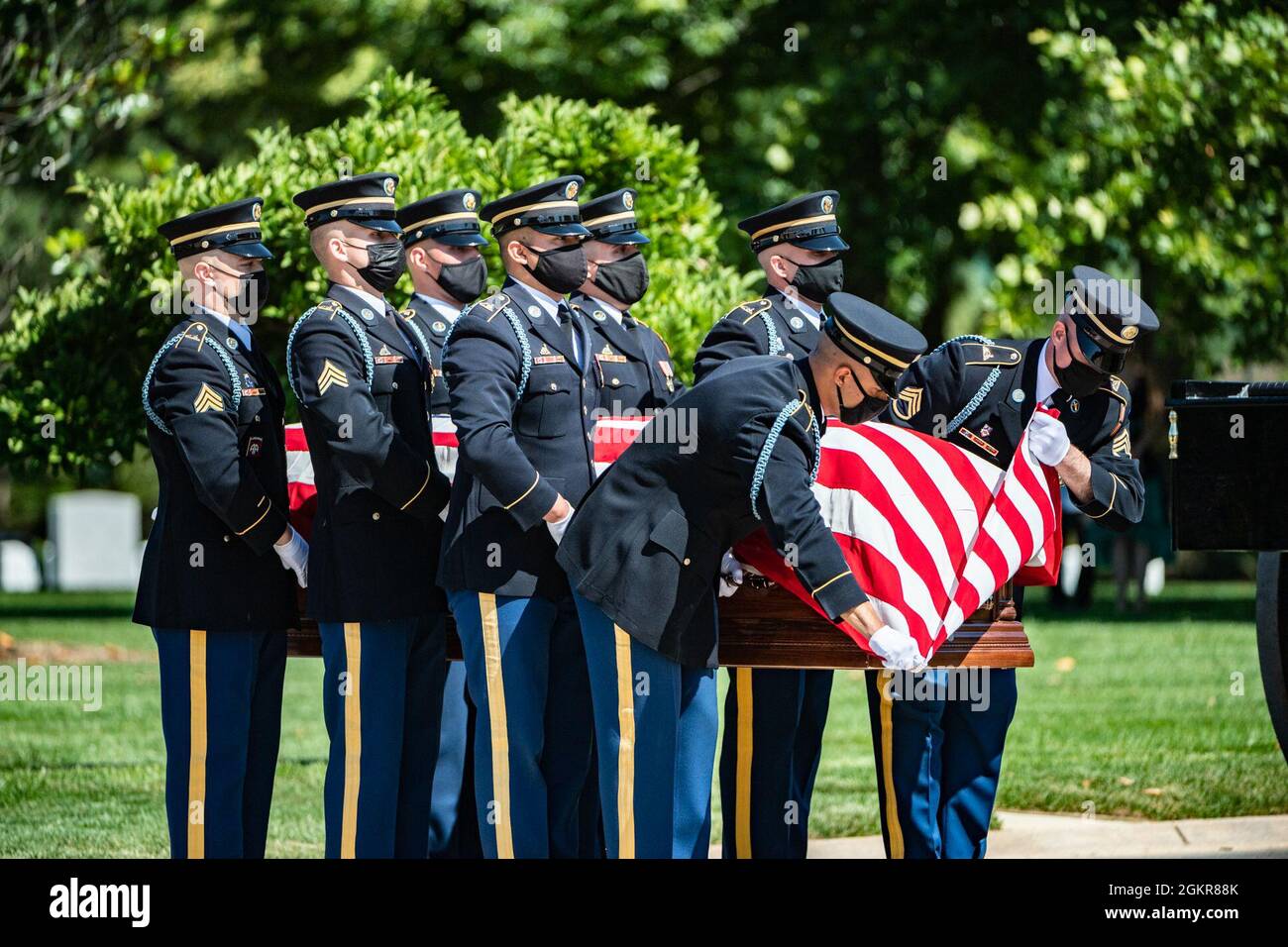 Les soldats affectés au 3d U.S. Infantry Regiment (The Old Guard) soutiennent les funérailles militaires modifiées avec l'escorte funéraire de l'armée américaine 1er lieutenant Robert Charles Styslinger dans la section 60 du cimetière national d'Arlington, Arlington (Virginie), le 18 juin 2021. De la Défense POW/MIA Accounting Agency (DPAA): À la fin de 1950, Styslinger a servi avec Battery B, 57e Bataillon d'artillerie de campagne, 7e Division d'infanterie. Il aurait été tué en action le 29 novembre 1950 alors qu'il combattait les forces ennemies près de Hagaru-ri, réservoir Chosin, Corée du Nord. Ses restes n'ont pas pu être récupérés. Le mois de juillet Banque D'Images