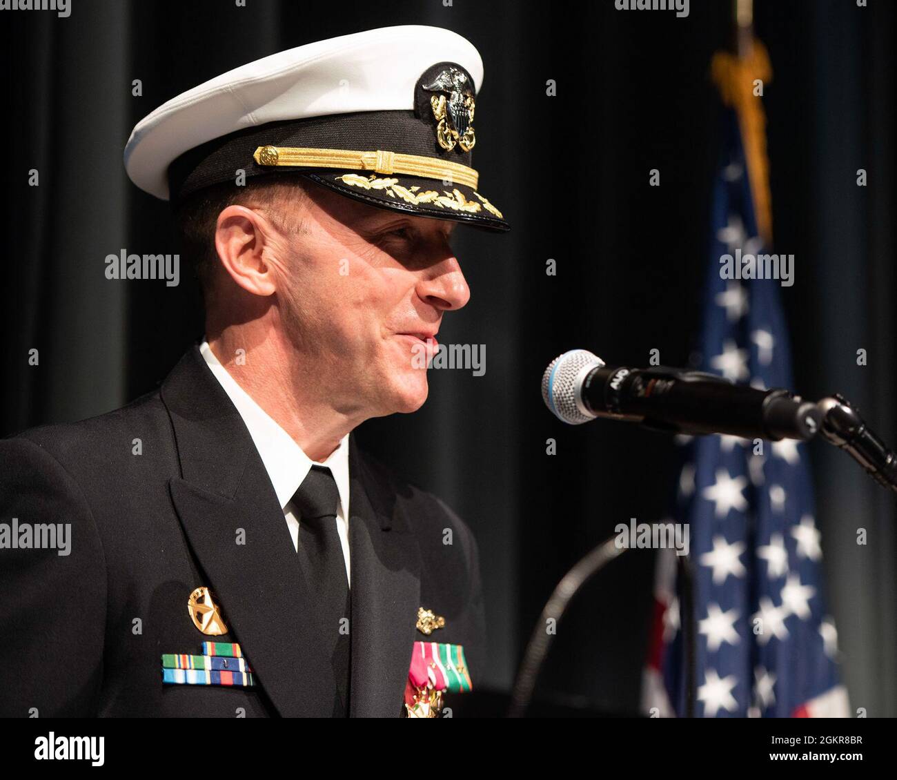 KEYPORT, Washington - le capitaine Jason Geddes, commandant de l'USS Michigan (SSGN 727) Blue, prononce ses remarques lors d'une cérémonie de passation de commandement le 18 juin. Geddes, d'Indianapolis, Indiana, a soulagé le capitaine Shawn Huey, de Renton, Washington, en tant que commandant lors de la cérémonie qui s'est tenue ici au Musée sous-marin naval des États-Unis. Banque D'Images