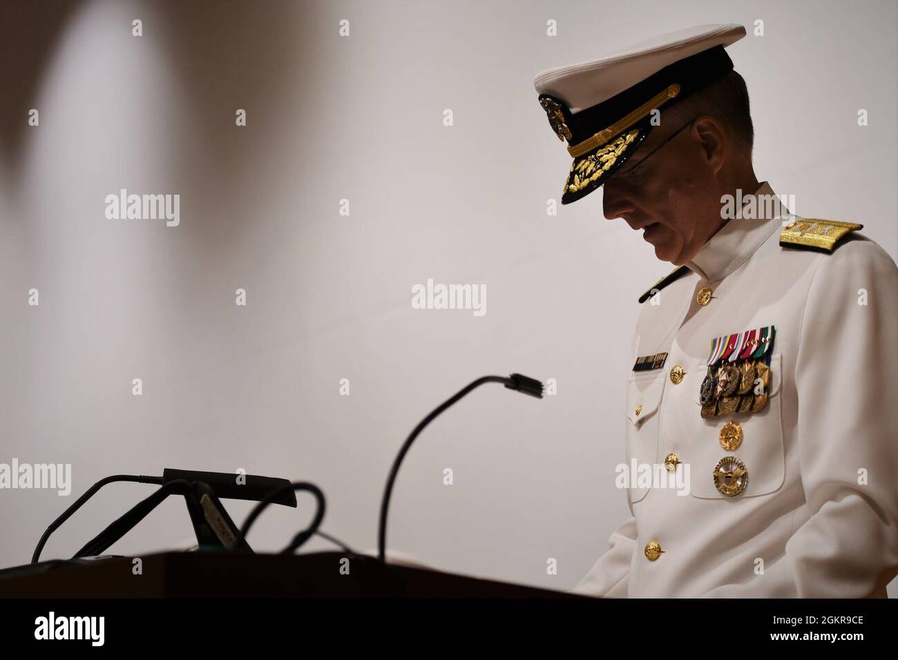 SILVER SPRING, Md. (18 juin 2021) ADM. Arrière Tim Weber, commandant des Forces médicales navales du Pacifique, prend la parole au cours d'une cérémonie de passation de commandement pour le Centre de recherches médicales navales (CNMV). Au cours de la cérémonie, présidée par Weber, le capitaine Adam Armstrong est soulagé de commandement par le capitaine William Deniston. Le CNMV et ses huit laboratoires appuient le ministère de la Marine en effectuant des recherches sur les maladies infectieuses, la détection et la défense de la guerre biologique, les soins aux victimes de combat, les préoccupations en matière de santé environnementale, la médecine aérospatiale et sous-marine, la modélisation médicale, la simulation et le soutien à la mission opérationnelle, ainsi que l'épidemio Banque D'Images