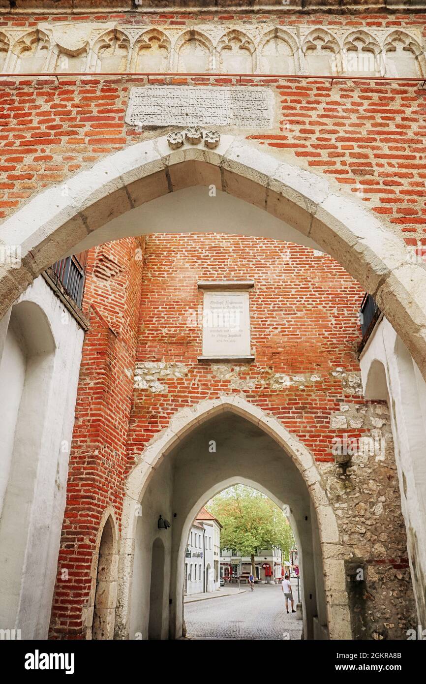 Ingolstadt, détail portail de la tour médiévale élégante Kreuztor construite en 1385 le long de la muraille de la ville comme entrée ouest, maintenant célèbre monument touristique Banque D'Images
