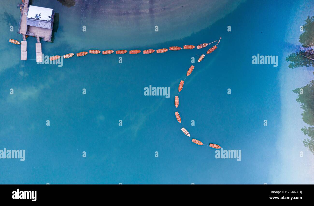 Bateaux à rames amarrés dans le lac Braies (Pragser Wildsee) d'en haut, Dolomites, Tyrol du Sud, Italie, Europe Banque D'Images