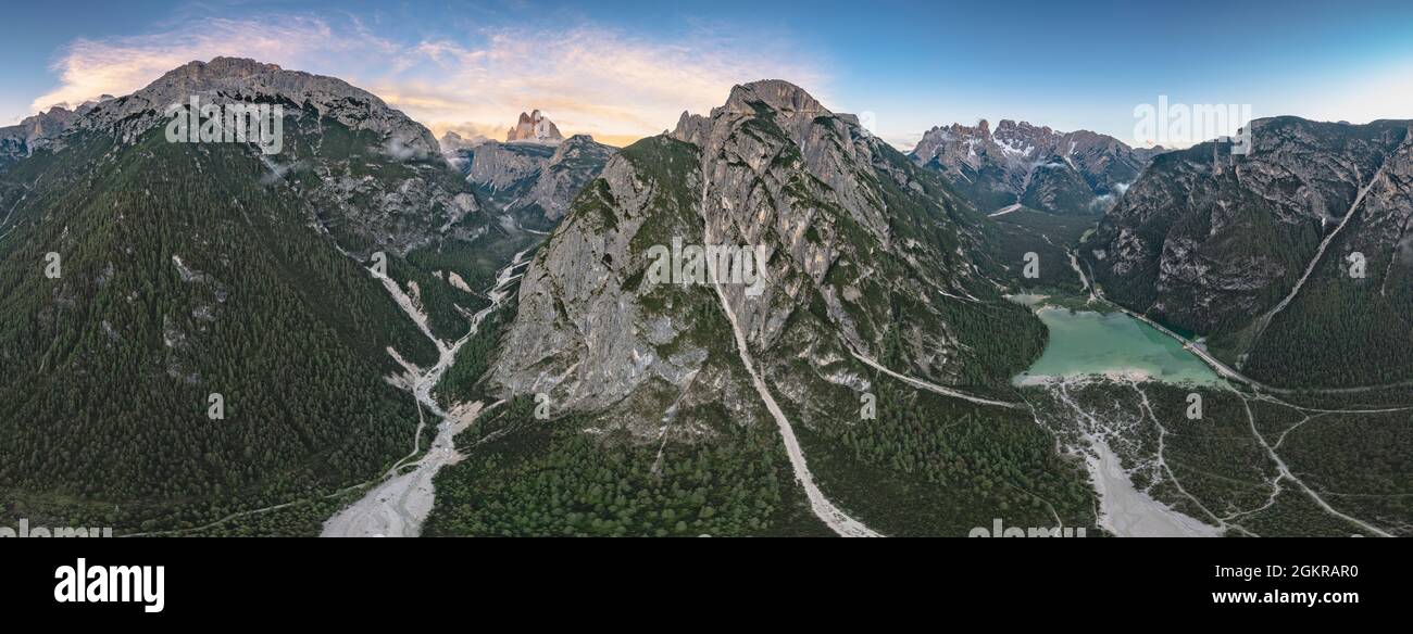 Vue aérienne de Tre Cime Di Lavaredo, lac Landro et Monte Cristallo au coucher du soleil, Dolomites, Tyrol du Sud, Italie, Europe Banque D'Images
