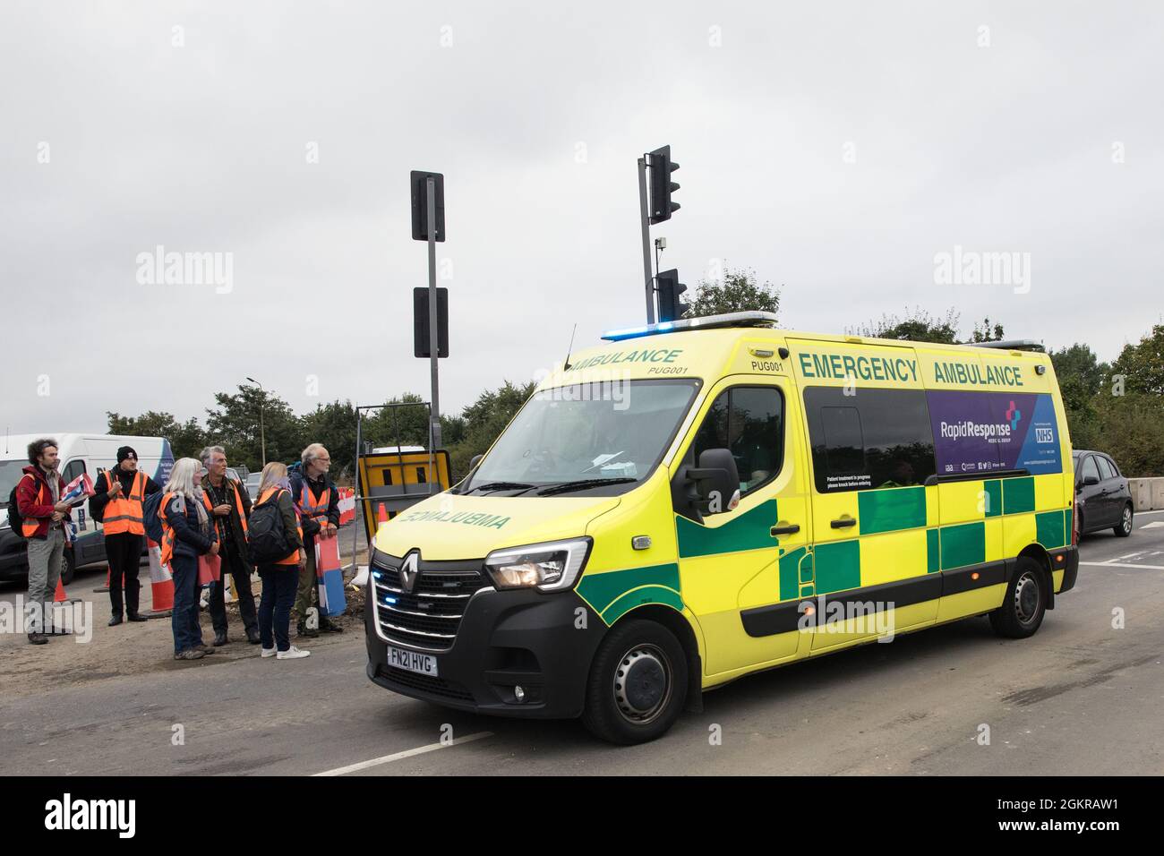 Enfield, Royaume-Uni. 15 septembre 2021. L'une des deux ambulances d'urgence passe après que les activistes climatiques d'Isolate Britain se soient déplacés d'une route de la M25 à la jonction 25 qu'ils bloquaient dans le cadre d'une campagne visant à pousser le gouvernement britannique à apporter des changements législatifs significatifs pour commencer à réduire les émissions. Les activistes, qui ont écrit au Premier ministre Boris Johnson le 13 août, exigent que le gouvernement promette immédiatement à la fois de financer et d'assurer l'isolation de tous les logements sociaux en Grande-Bretagne d'ici 2025 et de produire dans les quatre mois un plan national juridiquement contraignant pour Banque D'Images