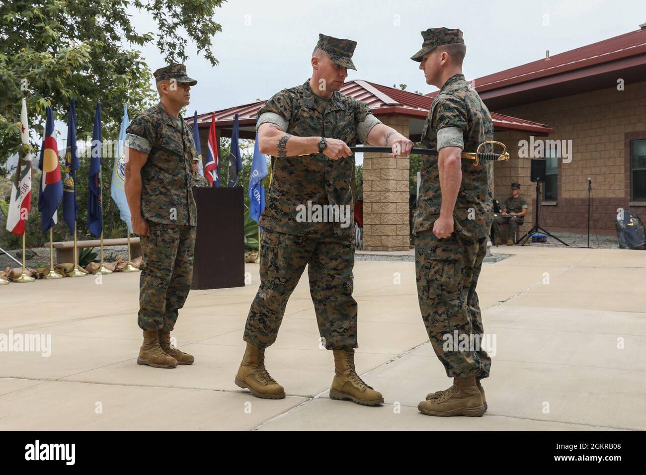 Sergent du corps des Marines des États-Unis Le major James Horr, le sergent-major sortant du 1er Bataillon de reconnaissance (1er Recon BN.), 1re Division Marine, passe l'épée de l'officier non commissionné (NCO) au lieutenant-colonel Nathan Willis, commandant du 1er Recon BN., lors d'une cérémonie de secours et de nomination au camp de base du corps des Marines Pendleton, Californie, 18 juin 2021. Le passage de l'épée du NCO représente le transfert des fonctions du Sgt. Maj Horr au Sgt. Maj Hernandez. Banque D'Images